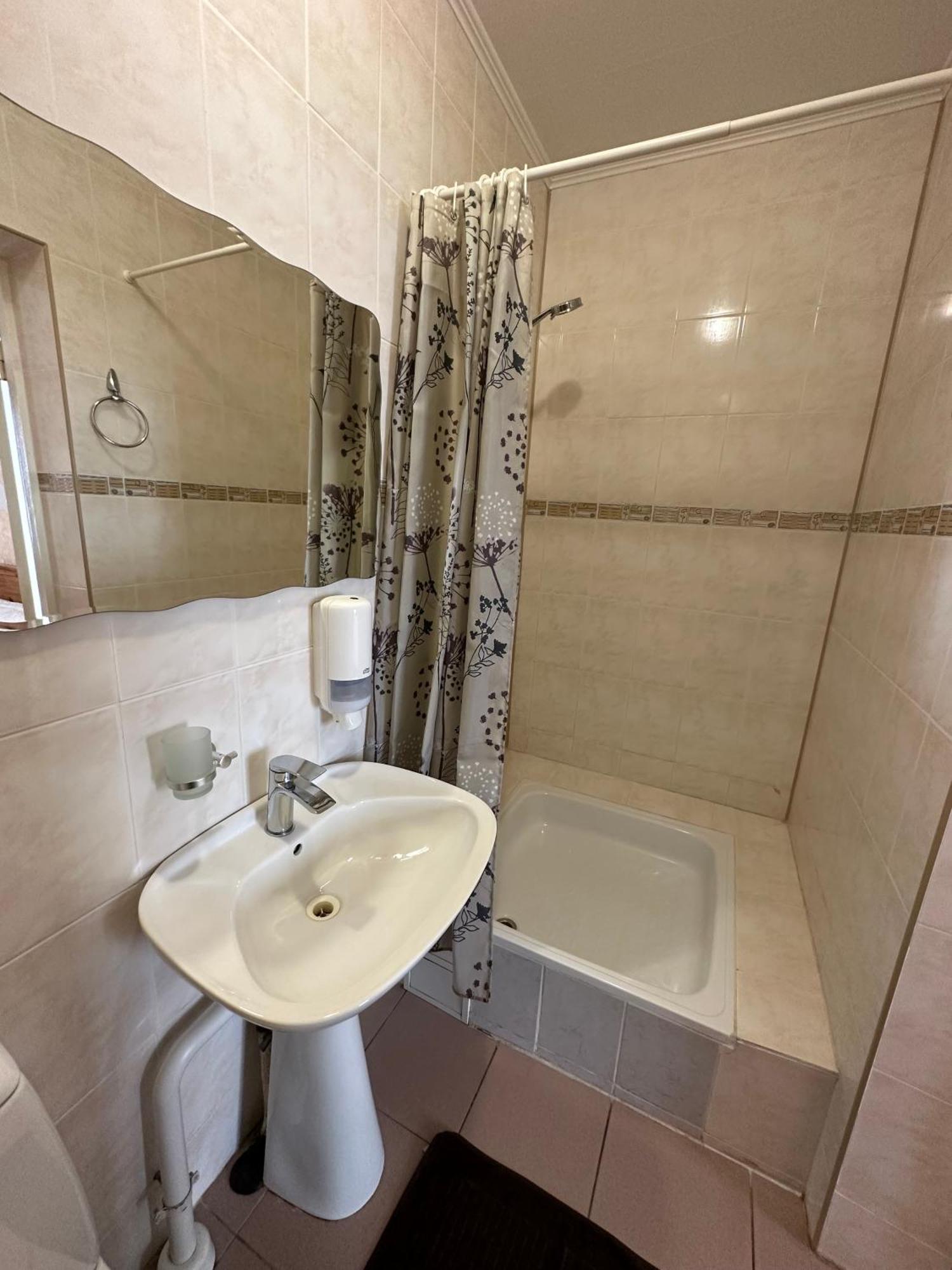 Radi Hotell Brocēni Eksteriør bilde